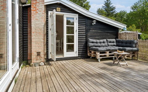 Nis - 1.4Km from the Sea: Legna, Porta, Casa, Villetta, Deck, Portico, Mobili Da Esterno, Latifoglie, Raccordo, Plank