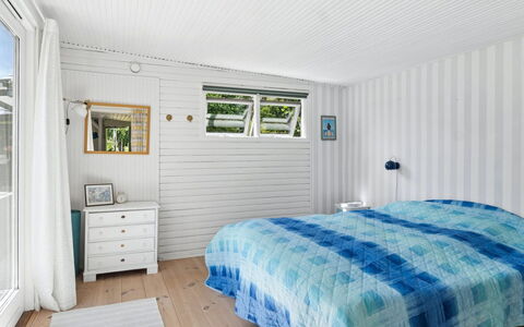 Nis - 1.4Km from the Sea: Legna, Soffitto, Interior Design, Camera Da Letto, Pavimentazione, Pavimento, Casa, Lenzuolo, Bedding, Letto