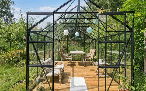 Nis - 1.4Km from the Sea: Giardino, Design, Struttura Esterna