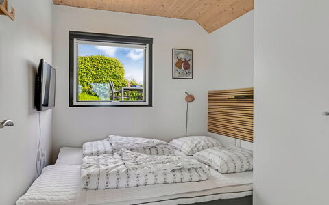 Femija - 50M from the Sea: Parete, Legna, Interior Design, Casa, Camera Da Letto, Pavimento, Letto, Camera, Soffitto, Bedding
