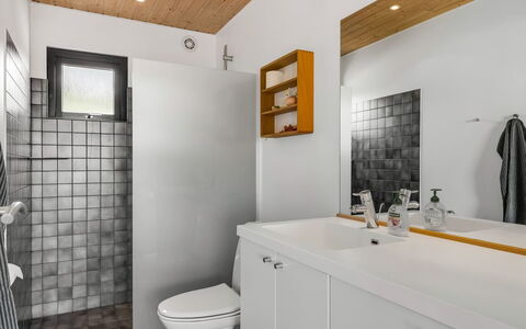 Femija - 50M from the Sea: Parete, Pavimentazione, Interior Design, Idraulico Fixture, Pavimento, Soffitto, Lavello, Bagno, Rubinetto, Idraulico
