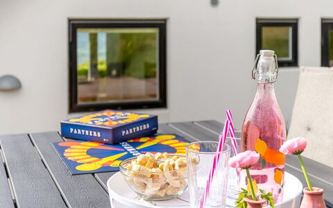Femija - 50M from the Sea: Tavola, Mobilia, Tavolo, Cibo, Serveware, Bicchieri, Frutta, Dishware, Piatto, Sedia