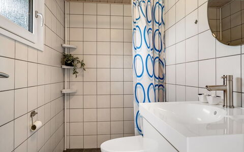 Melisande - from the Sea: Idraulico Fixture, Parete, Pavimentazione, Interior Design, Bagno, Pavimento, Toilet Seat, Gabinetto, Lavello, Lavandino Del Bagno