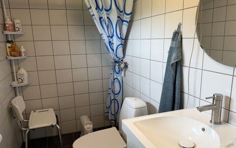 Melisande - from the Sea: Bagno, Idraulico Fixture, Toilet Seat, Interior Design, Lavello, Pavimentazione, Gabinetto, Lavandino Del Bagno, Pavimento, Rubinetto