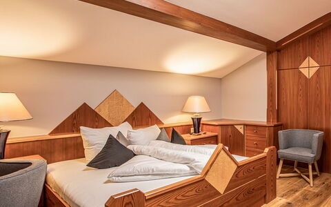 Villa 10: Mobilia, Interior Design, Legna, Camera Da Letto, Letto, Pavimento, Pavimentazione, Lenzuolo, Bedding, Soffitto