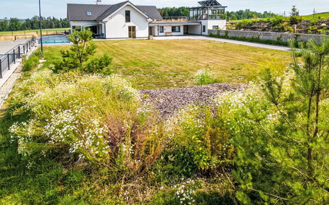 Dačice 100: Giardino, Estate, Landscaping, Prato, Agriturismo, Cumulo, Fenomeno Meteorologico, Azienda Agricola, Driveway, Villa