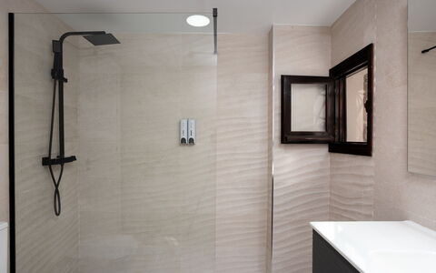 Ca Maestral: Idraulico Fixture, Bagno, Interior Design, Pavimentazione, Idraulico, Pavimento, Piastrella, Rubinetto, Vasca Da Bagno