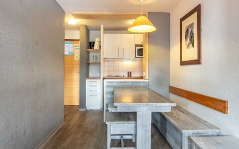 Le Borsat 4: Interior Design, Pavimentazione, Pavimento, Soffitto, Appartamento, Shade, Sedia, Lampada, Lampada, Pianta Della Casa