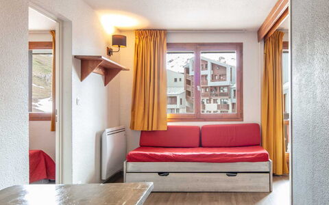 Le Borsat 4: Interior Design, Pavimentazione, Pavimento, Soffitto, Appartamento, Shade, Sedia, Lampada, Lampada, Pianta Della Casa