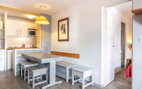 Le Borsat 4: Interior Design, Pavimentazione, Pavimento, Soffitto, Appartamento, Shade, Sedia, Lampada, Lampada, Pianta Della Casa