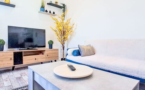 Impasse des Cabanons: Interior Design, Pavimentazione, Pavimento, Soffitto, Appartamento, Shade, Sedia, Lampada, Lampada, Pianta Della Casa