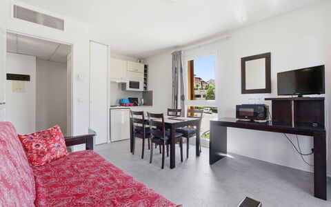 Virginia: Interior Design, Pavimentazione, Pavimento, Soffitto, Appartamento, Shade, Sedia, Lampada, Lampada, Pianta Della Casa
