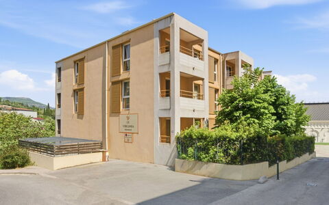 Grasse 645: Interior Design, Pavimentazione, Pavimento, Soffitto, Appartamento, Shade, Sedia, Lampada, Lampada, Pianta Della Casa