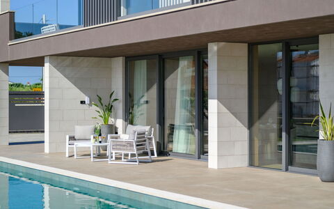 Teulu: Interior Design, Pavimentazione, Pavimento, Soffitto, Appartamento, Shade, Sedia, Lampada, Lampada, Pianta Della Casa