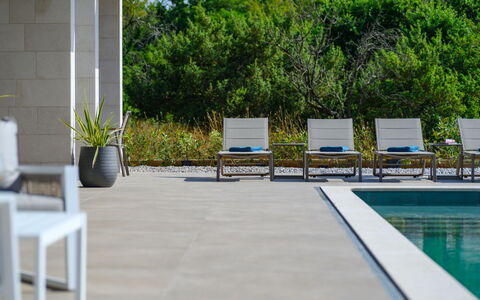 Teulu: Interior Design, Pavimentazione, Pavimento, Soffitto, Appartamento, Shade, Sedia, Lampada, Lampada, Pianta Della Casa