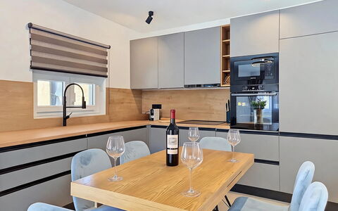 Kala: Interior Design, Pavimentazione, Pavimento, Soffitto, Appartamento, Shade, Sedia, Lampada, Lampada, Pianta Della Casa