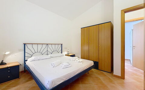 Villa del Mare: Interior Design, Pavimentazione, Pavimento, Soffitto, Appartamento, Shade, Sedia, Lampada, Lampada, Pianta Della Casa