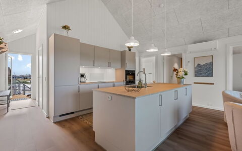 Ila - 350M from the Sea: Cucina, Pavimentazione, Controsoffitto, Legna, Soffitto, Interior Design, Pavimento, Lampada, Elettrodomestico Da Cucina, Cabinetry
