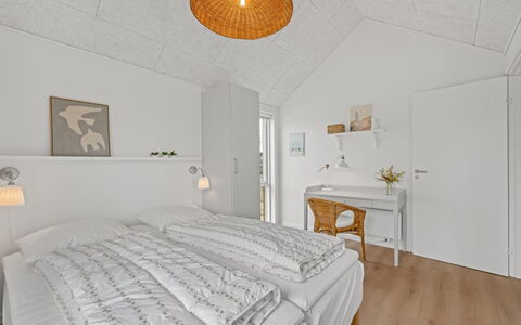 Ila - 350M from the Sea: Legna, Soffitto, Interior Design, Pavimento, Pavimentazione, Camera Da Letto, Mobilia, Letto, Telaio Del Letto, Bedding