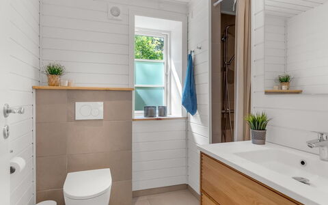 Stanko - 300M from the Sea: Pavimentazione, Bagno, Idraulico Fixture, Pavimento, Legna, Gabinetto, Interior Design, Mobiletto Del Bagno, Lavello, Toilet Seat