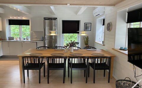 Stanko - 300M from the Sea: Mobilia, Legna, Pavimentazione, Interior Design, Cucina & Sala Da Pranzo Tavolo, Tavolo, Sala Da Pranzo, Sedia, Pavimento, Illuminazione