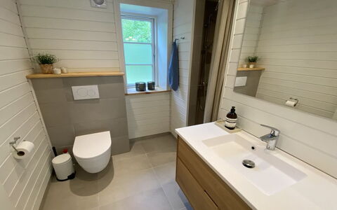 Stanko - 300M from the Sea: Pavimentazione, Idraulico Fixture, Bagno, Gabinetto, Pavimento, Toilet Seat, Interior Design, Idraulico, Lavello, Mobiletto Del Bagno