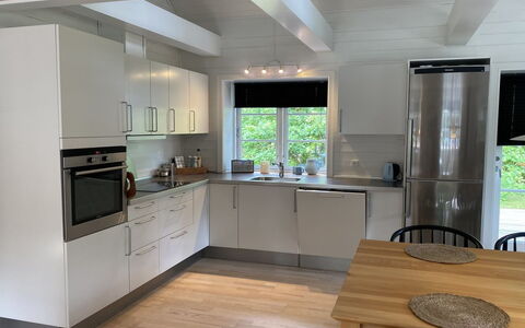 Stanko - 300M from the Sea: Pavimentazione, Controsoffitto, Cucina, Mobilia, Legna, Interior Design, Elettrodomestico Da Cucina, Pavimento, Cabinetry, Apparecchio Major