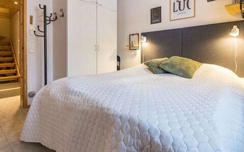 Luonnonrauha a: Letto, Mobilia, Interior Design, Camera Da Letto, Pavimentazione, Pavimento, Parete, Lenzuolo, Legna, Bedding
