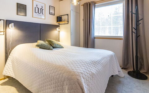 Luonnonrauha a: Letto, Camera Da Letto, Interior Design, Lenzuolo, Mobilia, Soffitto, Bedding, Tessile, Biancheria, Illuminazione