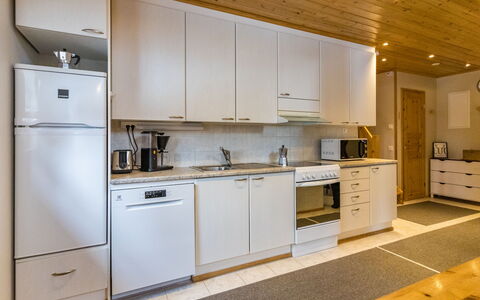 Luonnonrauha a: Cucina, Elettrodomestico Da Cucina, Apparecchio Major, Controsoffitto, Pavimentazione, Legna, Cabinetry, Interior Design, Soffitto, Pavimento