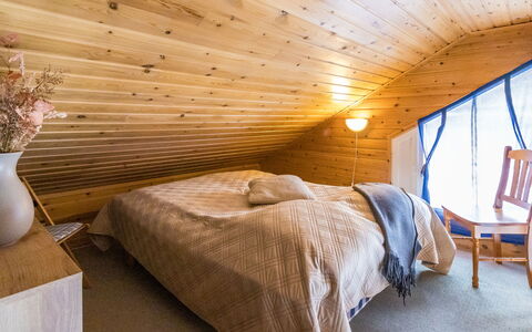 Luonnonrauha a: Legna, Interior Design, Soffitto, Camera Da Letto, Pavimento, Mobilia, Pavimentazione, Camera, Illuminazione, Letto