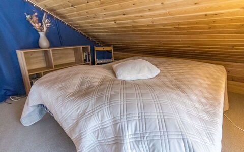 Luonnonrauha a: Camera Da Letto, Pavimentazione, Pavimento, Letto, Legna, Lenzuolo, Interior Design, Bedding, Soffitto, Mobilia