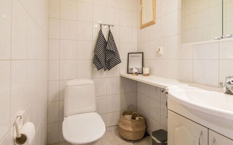 Luonnonrauha a: Toilet Seat, Idraulico Fixture, Parete, Gabinetto, Bagno, Pavimentazione, Pavimento, Interior Design, Lavandino Del Bagno, Lavello