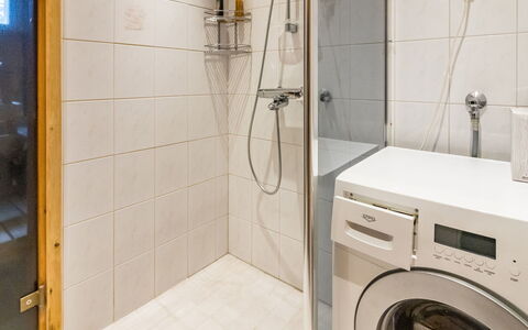 Luonnonrauha a: Pavimentazione, Interior Design, Pavimento, Idraulico Fixture, Lavatrice, Bagno, Soffitto, Camera, Idraulico, Illuminazione