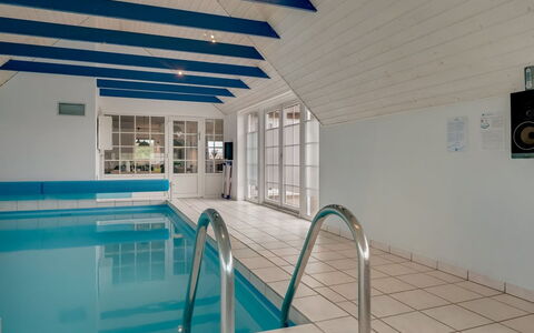 Hildegard - 50M from the Sea: Pavimentazione, Pavimento, Soffitto, Interior Design, Piscina, Mobilia, Materiale Composito, Ricorrere, Sedia, Design