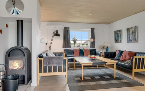 Hildegard - 50M from the Sea: Mobilia, Pavimentazione, Interior Design, Pavimento, Legna, Divano, Soggiorno, Soffitto, Camera, Sedia