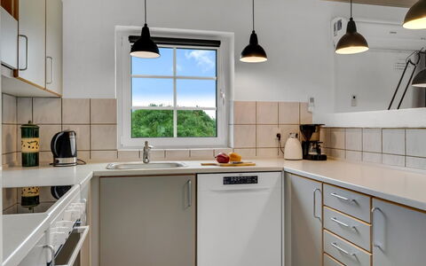 Hildegard - 50M from the Sea: Cucina, Elettrodomestico Da Cucina, Controsoffitto, Interior Design, Cabinetry, Pavimentazione, Soffitto, Apparecchio Major, Lampada, Lavandino Della Cucina