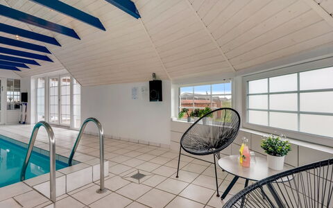 Hildegard - 50M from the Sea: Pavimentazione, Pavimento, Interior Design, Soffitto, Mobilia, Materiale Composito, Porta, Ricorrere, Piscina, Sedia