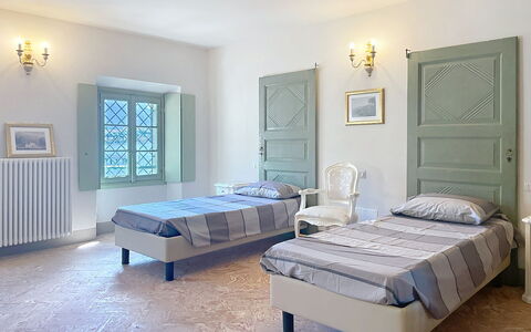 Cà Pendula: Mobilia, Letto, Interior Design, Camera Da Letto, Bedding, Pavimento, Lenzuolo, Pavimentazione, Legna, Soffitto