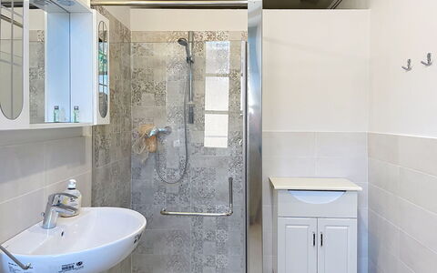 Cà Pendula: Bagno, Lavandino Del Bagno, Idraulico Fixture, Pavimentazione, Lavello, Pavimento, Interior Design, Rubinetto, Idraulico, Specchio