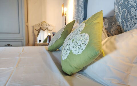 I Tre Camini: Letto, Camera Da Letto, Mobilia, Bedding, Lenzuolo, Biancheria, Interior Design, Tessile, Camera, Illuminazione