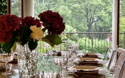 Flor Grand Lake Villa: Mobilia, Tavolo, Interior Design, Tavola, Sala Da Pranzo, Stemware, Tessile, Sedia, Tovaglia