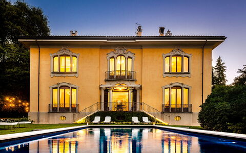 Flor Grand Lake Villa: Facciata, Architettura, Casa, Estate, Dimora, Villa, Modanatura, Balcone, Riflessione, Casa Storica