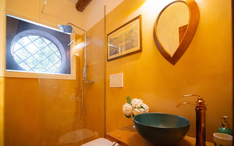 Villa Veneta - Historic Villa in the Prosecco Hill: Parete, Giallo, Interior Design, Idraulico Fixture, Arancia, Pavimentazione, Illuminazione, Pavimento, Marrone, Bagno