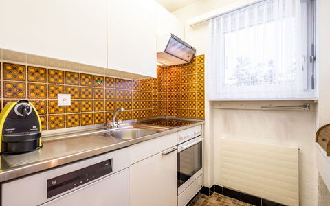 Via Sulten 12: Pavimentazione, Apparecchio Major, Cucina, Legna, Pavimento, Interior Design, Controsoffitto, Elettrodomestico Da Cucina, Soffitto, Piastrella