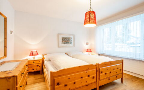 Via Sulten 12: Letto, Mobilia, Interior Design, Camera Da Letto, Legna, Soffitto, Pavimento, Lenzuolo, Pavimentazione, Bedding