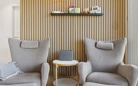 Eliene - 500M from the Sea: Mobilia, Interior Design, Sedia, Scaffalature, Soggiorno, Color Legno, Mensola, Design, Bracciolo, Sfondo