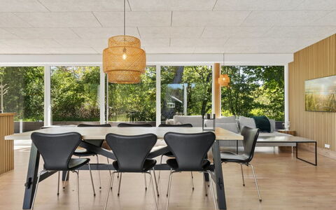 Eliene - 500M from the Sea: Mobilia, Pavimentazione, Interior Design, Pavimento, Sedia, Legna, Tavolo, Soffitto, Cucina & Sala Da Pranzo Tavolo, Sala Da Pranzo