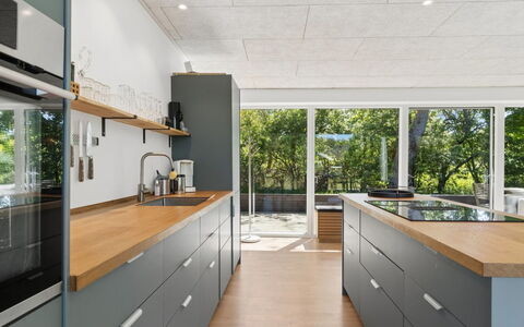 Eliene - 500M from the Sea: Cucina, Controsoffitto, Pavimentazione, Elettrodomestico Da Cucina, Legna, Cabinetry, Mobilia, Interior Design, Apparecchio Major, Soffitto