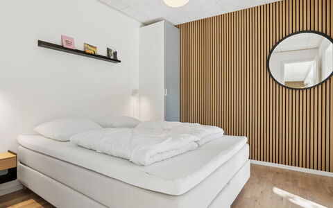 Eliene - 500M from the Sea: Interior Design, Pavimentazione, Legna, Soffitto, Pavimento, Mobilia, Camera Da Letto, Illuminazione, Camera, Letto